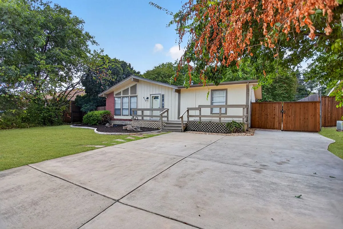 3 bed, 2.0 bath, 1459 sqft, $2,150 — Photo 2