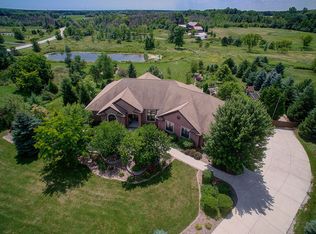 4211 W Ravenwood Ct, Mequon, WI 53097