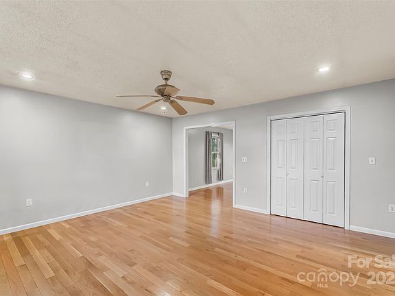4th image of 33 Ashwood Dr