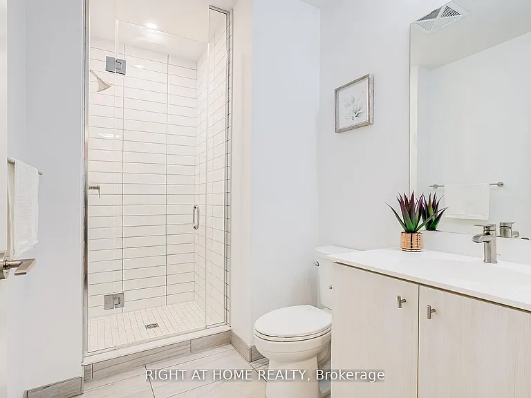 15 Wellington St S #301 — Photo 8
