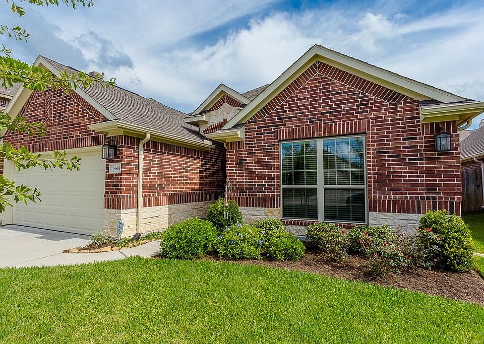 Did NOT flood!13509 Mooring Pointe Drive in Shadow Creek Ranch just 10 miles away from the Medical District in Houston.