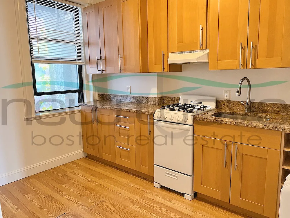 3 bed, 1100 sqft, $5,200 — Photo 3