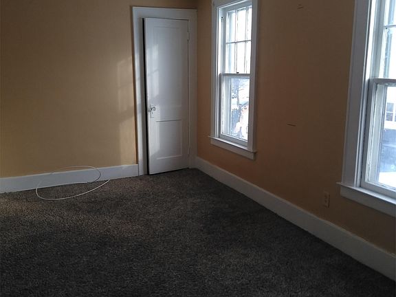 5th image of 136 Wiman Ave