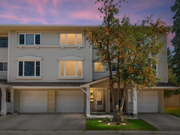 208 W Queenston Hts SE, Calgary, AB T2J 6L1