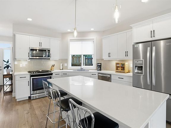 4th image of 751 James Pl