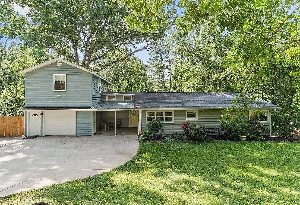4 bed, 2.0 bath, 2300 sqft, $2,300 — Photo 1