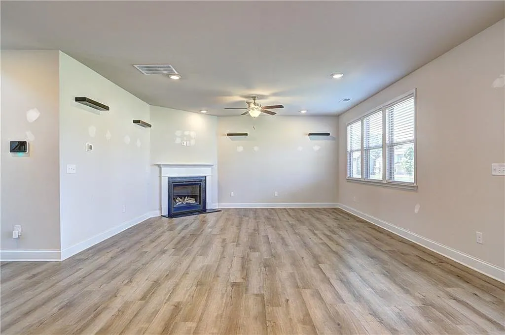 5 bed, 3.0 bath, 2837 sqft, $2,600 — Photo 3