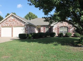 5303 Greenan Dr, Sand Springs, OK 74063