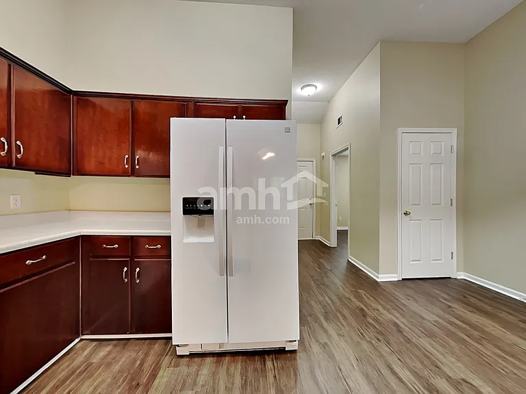 117 W Tisbury Ln — Photo 4
