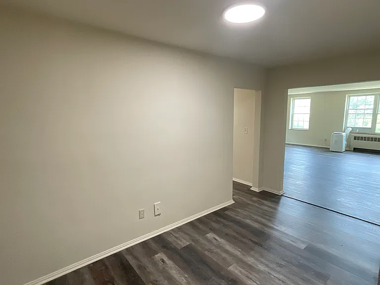 Country Club Apartments — Photo 14