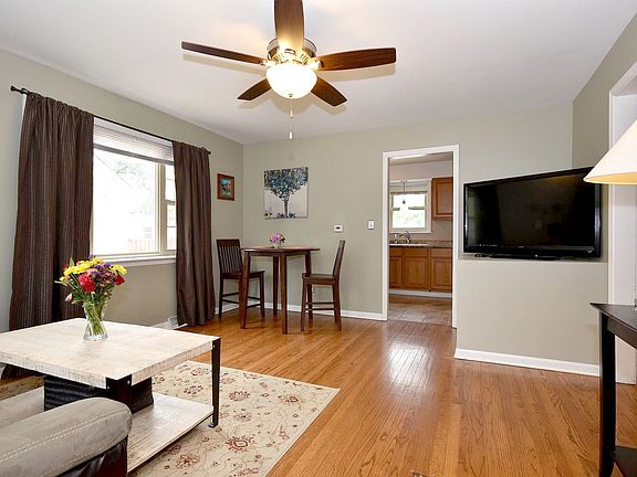 3rd image of 315 Buckthorn Ln