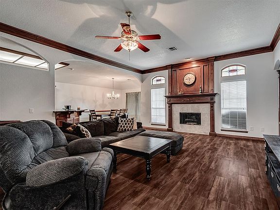 5th image of 405 Waterfront Dr