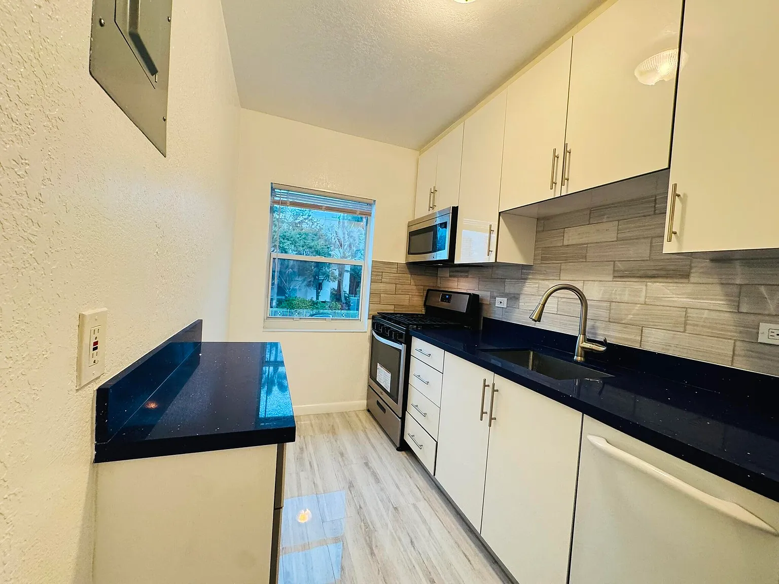 1 bed, 1.0 bath, 610 sqft, $2,300 — Photo 3