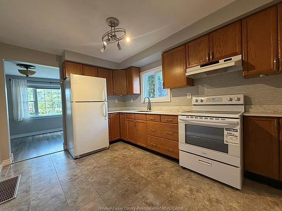 4th image of 2374 Meighen Rd