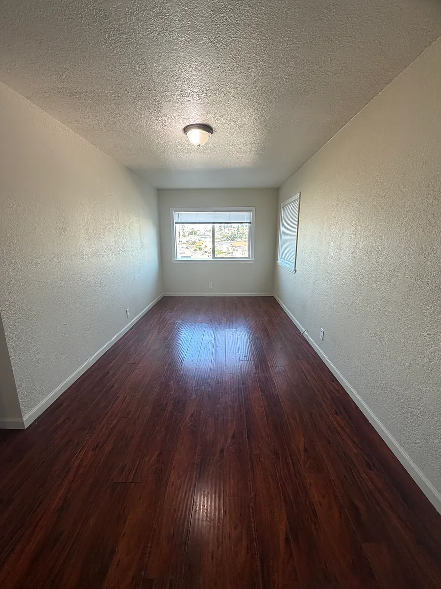 Building Photo - 1810 E 25th St #206