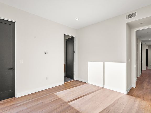 5th image of 1733 S Barrington Ave