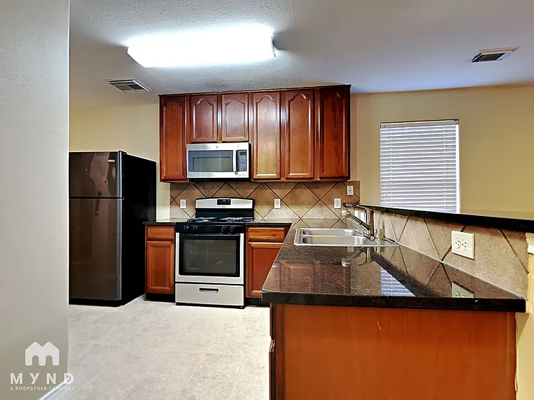 635 Ashlen Dr — Photo 4