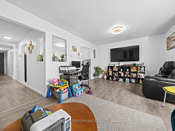 5th image of 1702 Russell Rd