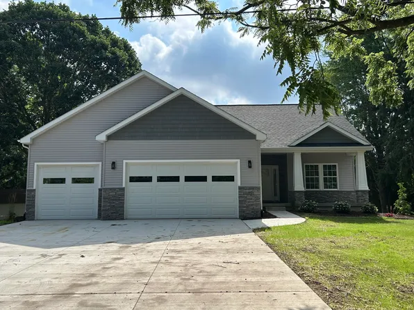 5966 E Sleepy Hollow Ln, East Lansing, MI 48823