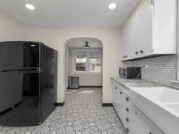 4th image of 15242 Lake Shore Blvd