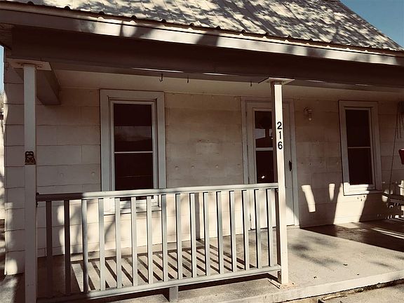 2nd image of 216 N 4th St