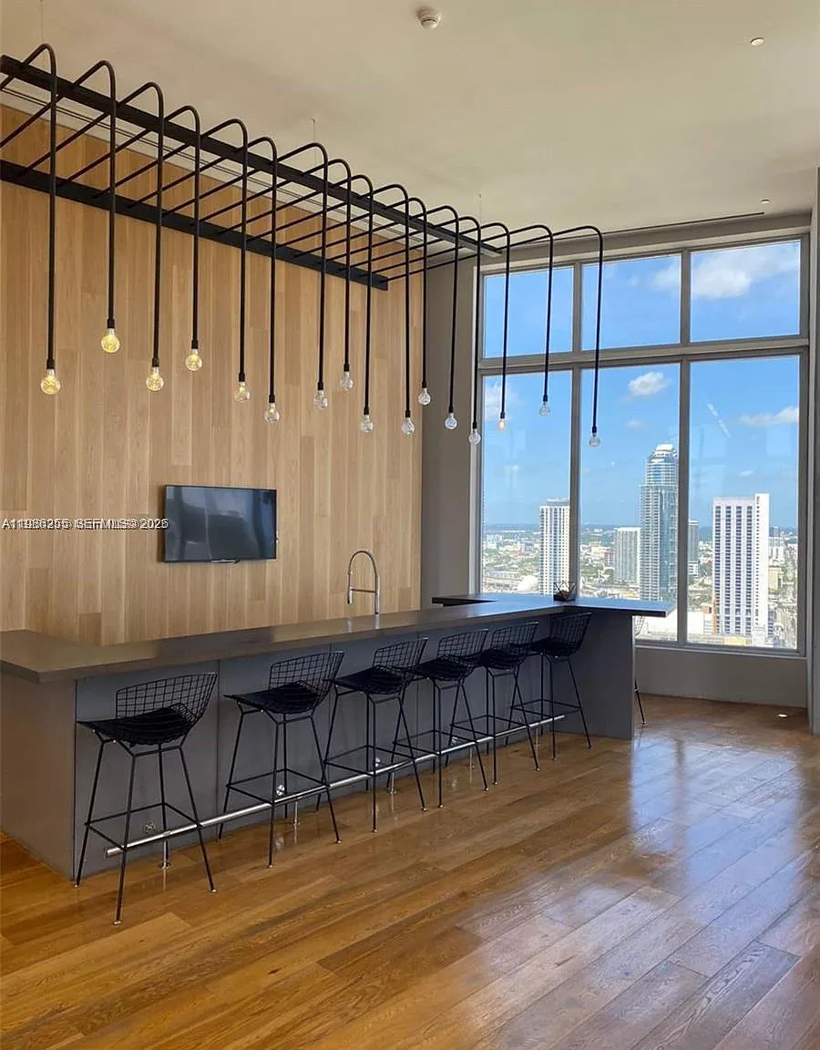 2 bed, 977 sqft, $3,650 — Photo 4