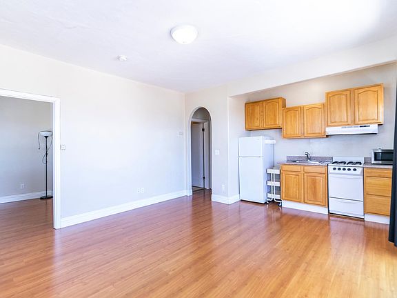 4th image of 1749 Oxford St APT 17