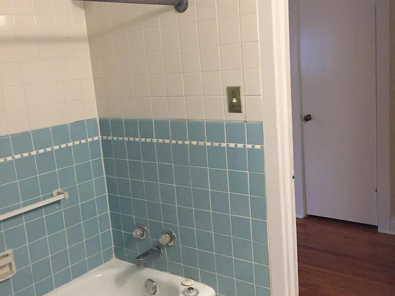 Shower bath in bedroom