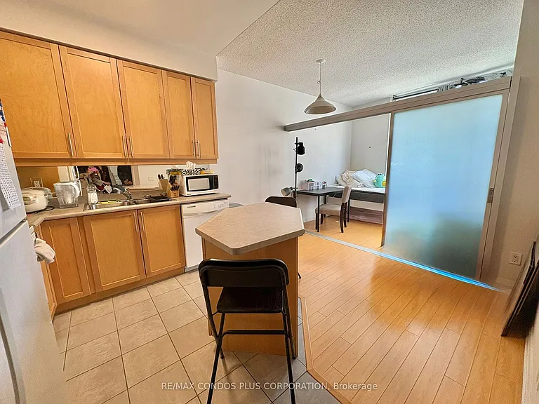 1121 Bay St #1005 — Photo 2