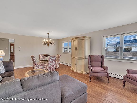 4th image of 19 Harrington Dr S