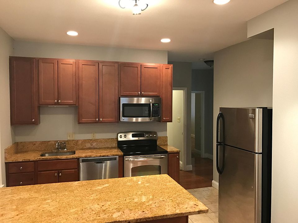 1st image of 461 Laurel St Floor 1