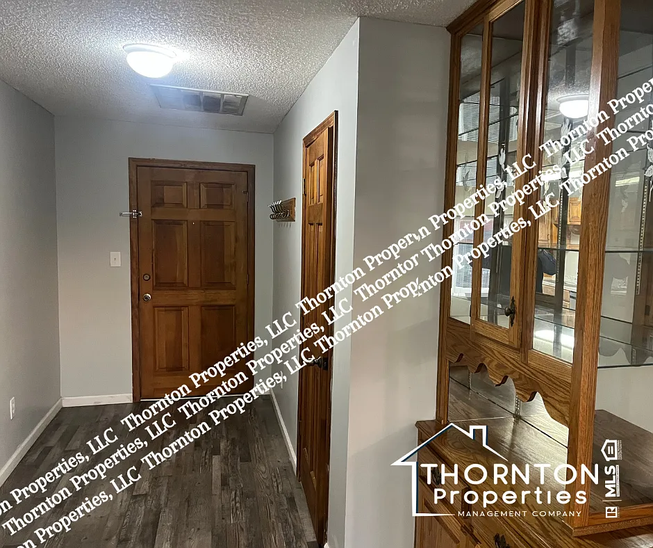 3 bed, 2.5 bath, $1,100 — Photo 2