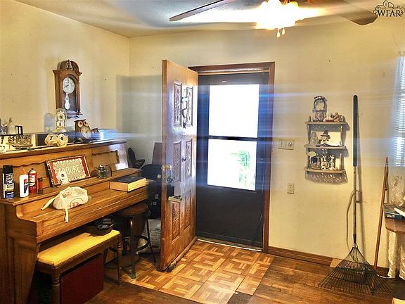 3rd image of 1035 Louise Ln
