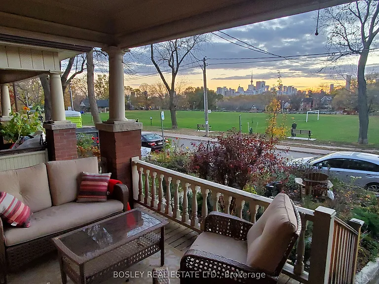 597 Carlaw Ave #UPPER — Photo 4