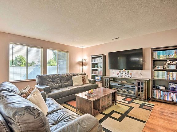 3rd image of 1487 Ridge Way