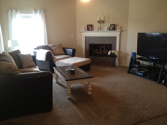 Living Room w Fireplace