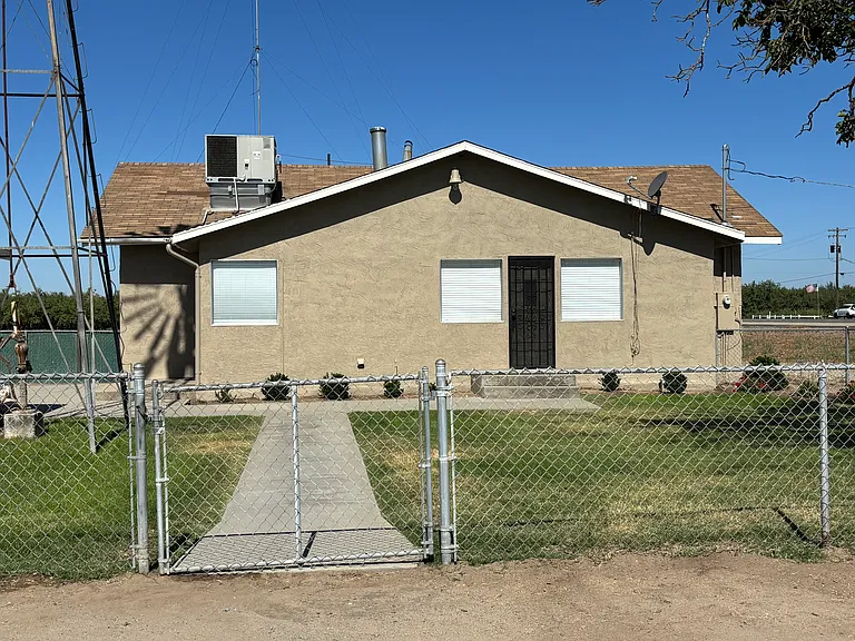 15930 E State Highway 120 — Photo 3
