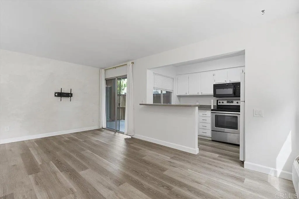 2 bed, 726 sqft, $2,550 — Photo 3
