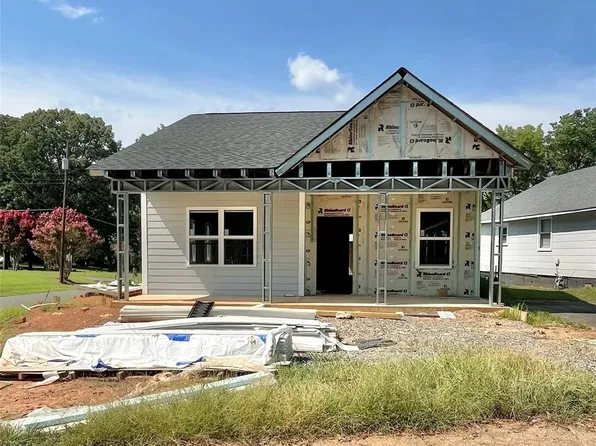 360 8th Avenue Dr SW, Hickory, NC 28602