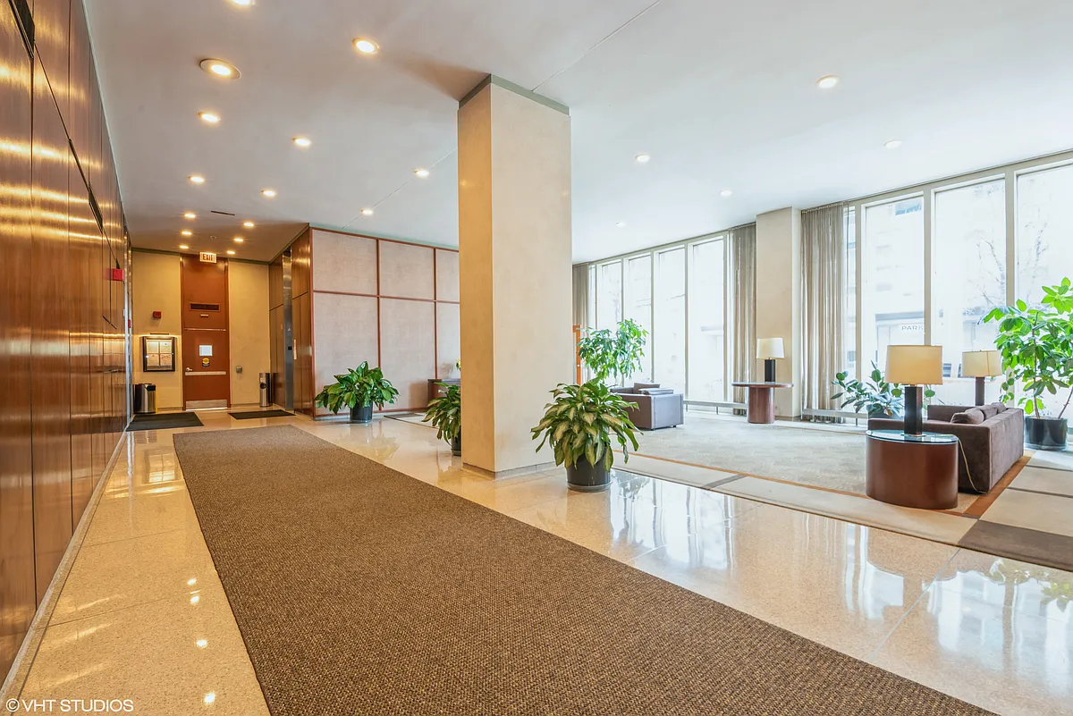 Building Photo - 3550 N Lake Shore Dr #2123