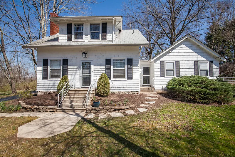 4 bed, 2.5 bath, 2672 sqft, $3,950 — Photo 2