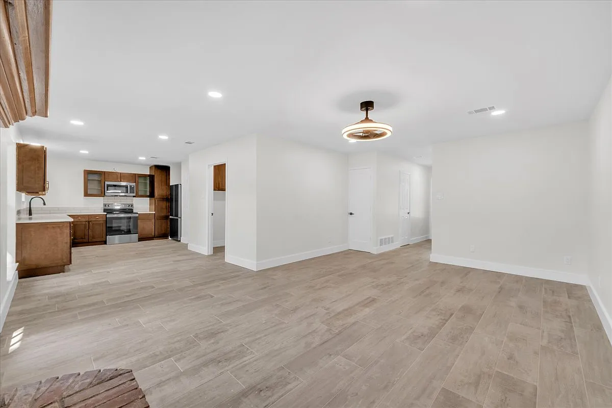 3 bed, 1449 sqft, $2,400 — Photo 4