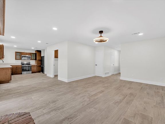 4th image of 701 E Jacob St