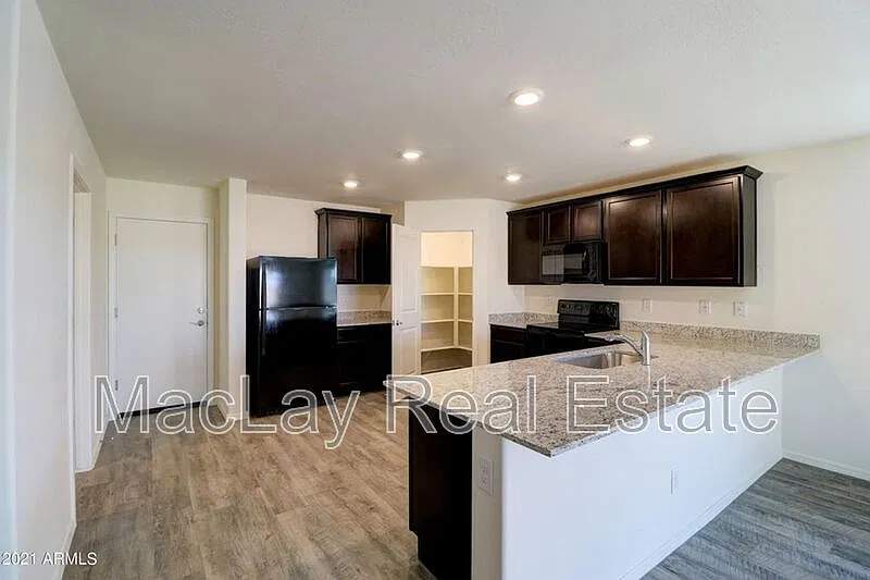 3 bed, 2.0 bath, 1560 sqft, $1,725 — Photo 3