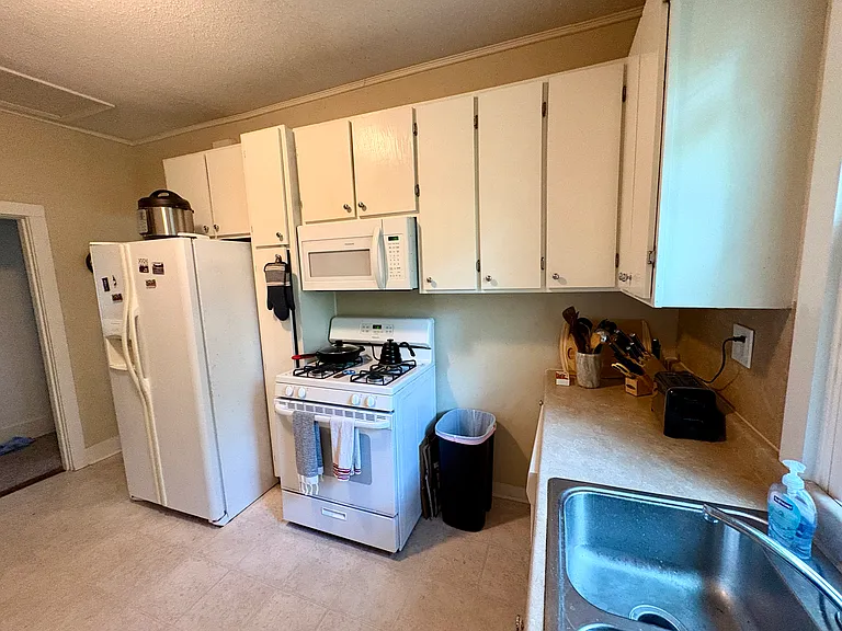 211 N Spruce St — Photo 11