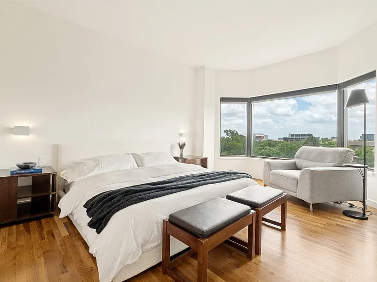 The kin-size Rove Concepts Bed with Casper King mattress guarantee a good night's sleep. The room is large enough for a separate seating area or another office area.