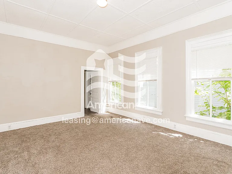1528140_010_main_bedroom_11.jpg