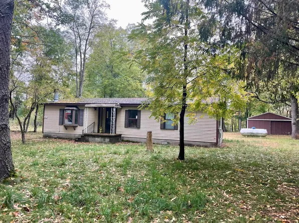 1077 Country Ln, Sears, MI 49679