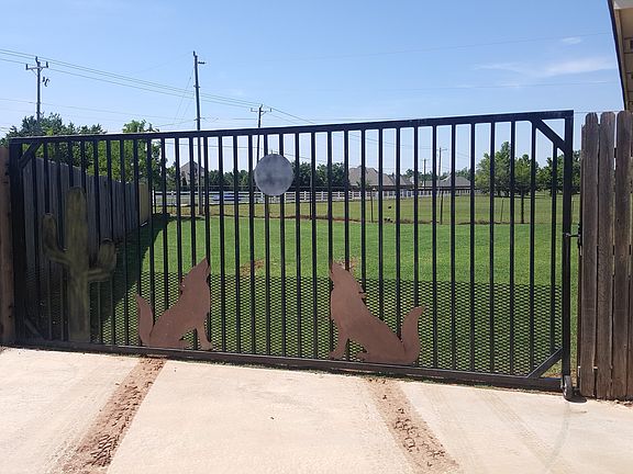 2nd image of 825 W Old Farm Way