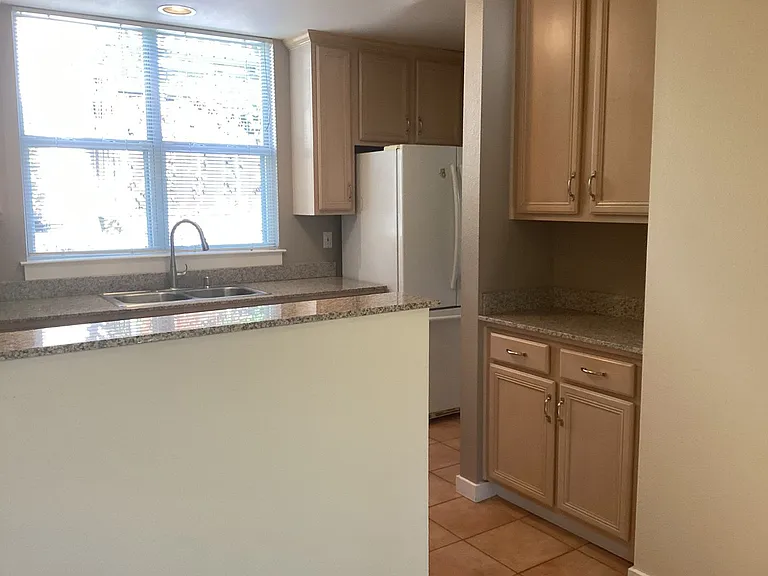 204 Roosevelt Ter — Photo 24